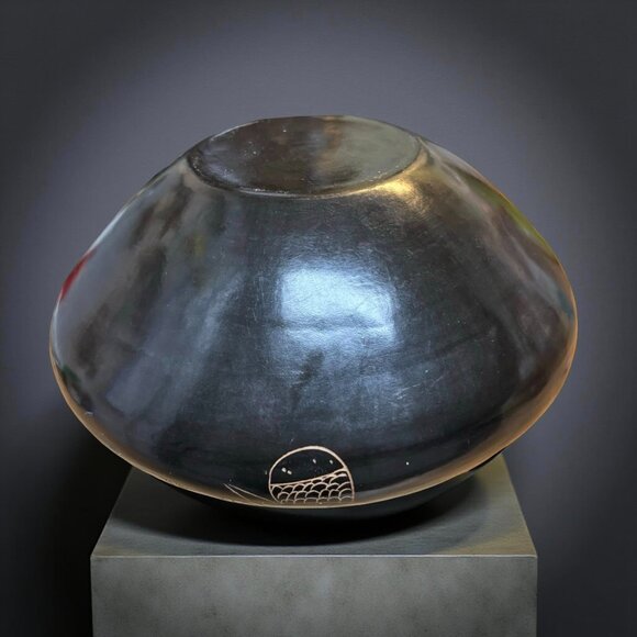 Mata Ortiz Blackware Pottery Vase with Turtle & Fish Etching – Hand-Burnished Sg - Picture 5 of 10